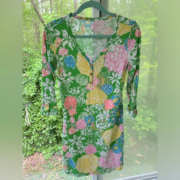 Lilly Pulitzer S Hibiscus Stroll Palmetto Dress. V-neck with 3/4 cuffed sleeve - Picture 3 of 10